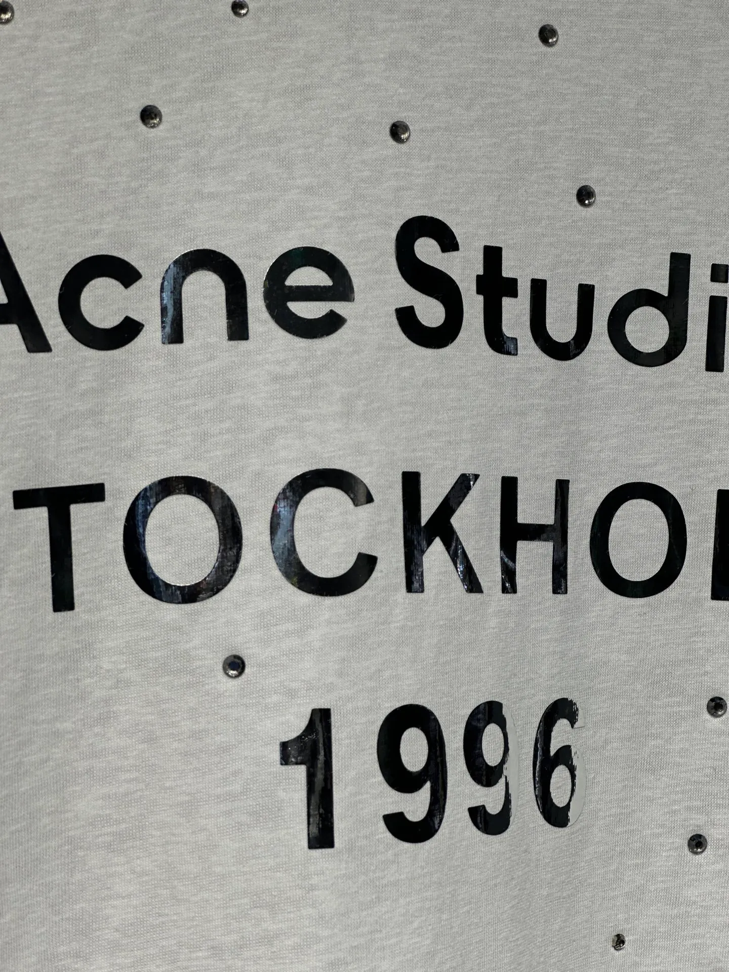 Acne Studios New Arrival North America Limited Laser Silver Silver Series Long Sleeve Hot Diamond T-Shirt Acne Studios Highest Edition Long Sleeve Series Long Sleeve T-shirt is one that you can’t help but love. The long-sleeved T os version is not picky. The snowflake cotton fabric feels soft and smooth and is not easy to wash. The fabric has been treated so it is stronger than the Quality counter. It can be used as sun protection clothing in summer. The same fabric as the original version is relatively thin. The feel and count are in place. The fried yellowing effect is cool. The printing effect is also in place. Details are online for comparison. 1 color and four sizes #long-sleeved T-shirt # #acne Color: White Black Size: S M LXL